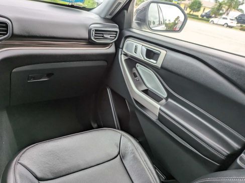 Used 2023 Ford Explorer Limited w/ Limited Technology Package RWD image 21