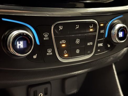 Used 2023 Chevrolet Traverse LT AWD/4WD image 32