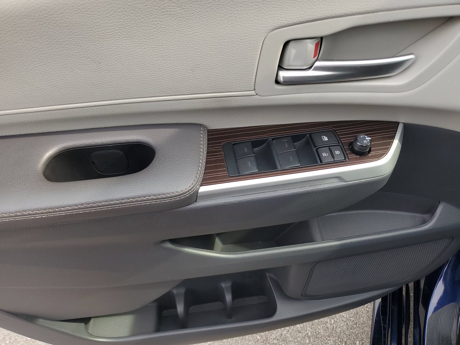 Certified 2024 Toyota Sienna XLE FWD image 19