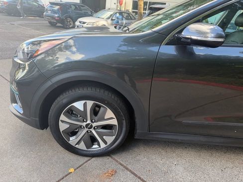 Used 2022 Kia Niro EX w/ Cold Weather Package FWD image 8