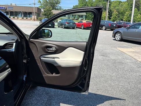 Used 2018 Jeep Cherokee Overland w/ Technology Group FWD image 35