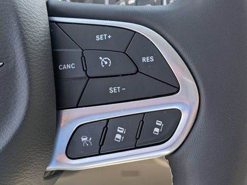 Used 2023 Chrysler Pacifica Touring-L image 25