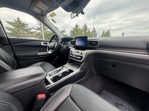 Used 2022 Ford Explorer XLT AWD/4WD image 38
