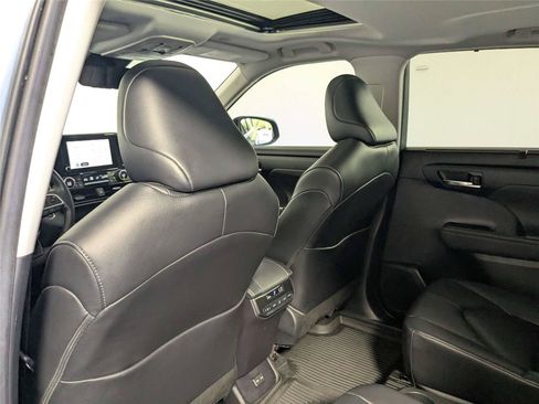Used 2023 Toyota Highlander XLE FWD image 39