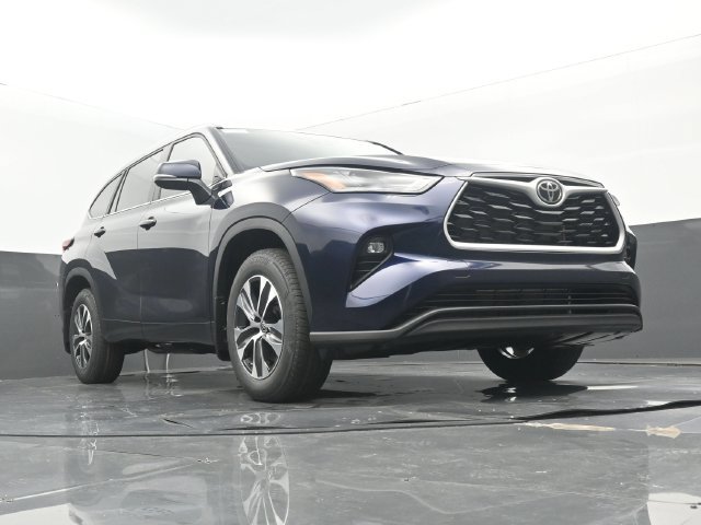 Used 2025 Toyota Highlander XLE FWD image 25