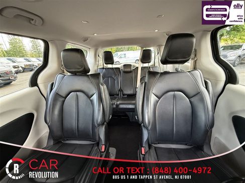 Used 2024 Chrysler Pacifica Limited FWD image 14