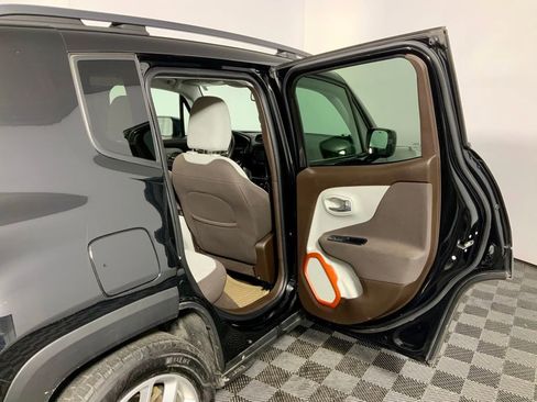 Used 2017 Jeep Renegade Latitude w/ Popular Equipment Group image 28