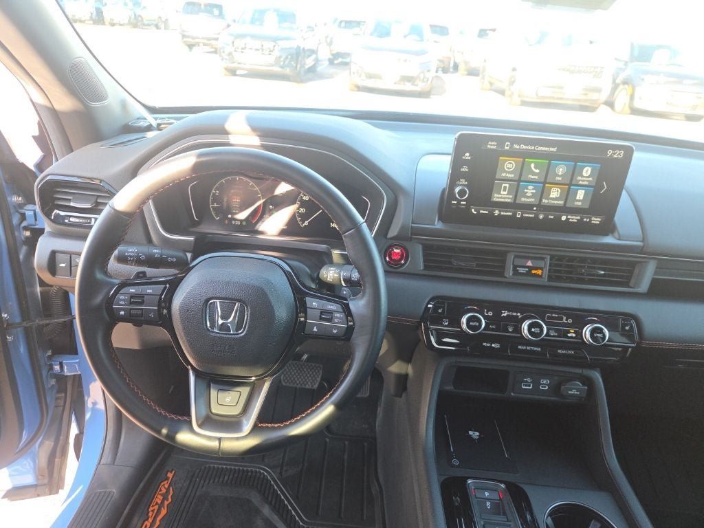 Used 2025 Honda Pilot TrailSport image 14