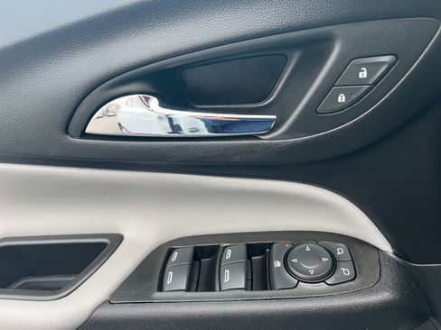 Used 2023 Chevrolet Equinox LT image 25
