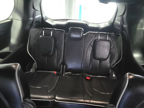 Used 2025 Chrysler Pacifica Limited image 18