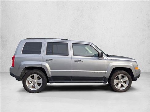Used 2017 Jeep Patriot Sport w/ Power Value Group AWD/4WD image 4