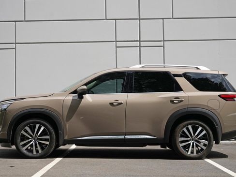 Used 2024 Nissan Pathfinder Platinum FWD image 9