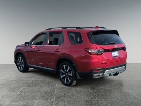 Used 2024 Honda Pilot Touring image 3