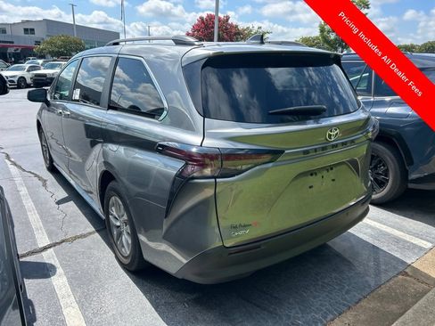 Used 2026 Toyota Sienna XLE FWD image 9