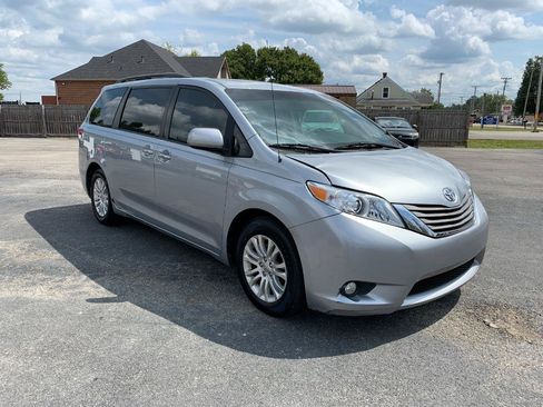 Used 2014 Toyota Sienna XLE FWD image 2