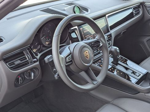 Certified 2025 Porsche Macan AWD/4WD image 4