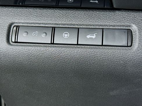 Used 2025 Nissan Pathfinder SV image 17