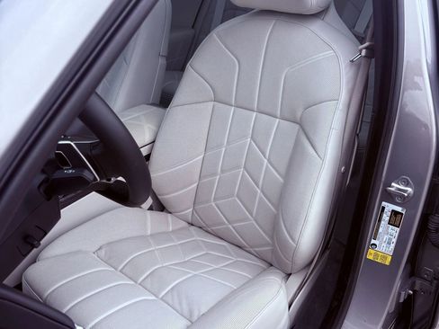 Used 2023 BMW 740i RWD image 6