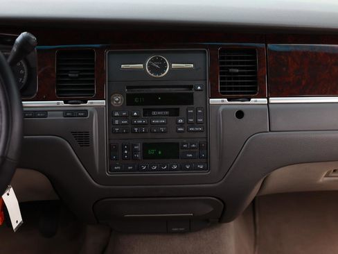 Used 2006 Lincoln Town Car Signature image 33