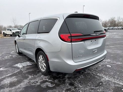 Used 2024 Chrysler Pacifica Touring-L image 10