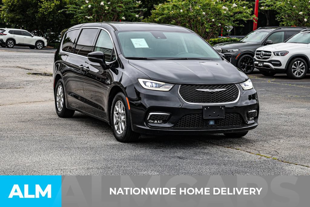 Used 2023 Chrysler Pacifica Touring-L FWD image 4