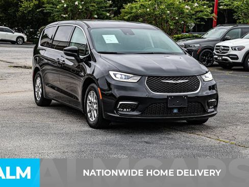 Used 2023 Chrysler Pacifica Touring-L FWD image 4