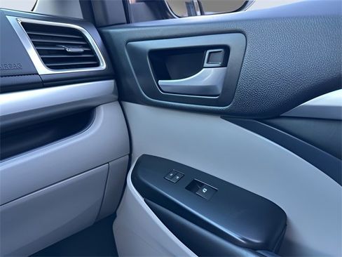 Used 2017 Toyota Highlander XLE image 32