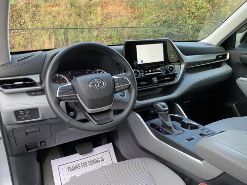 Used 2024 Toyota Highlander LE image 33