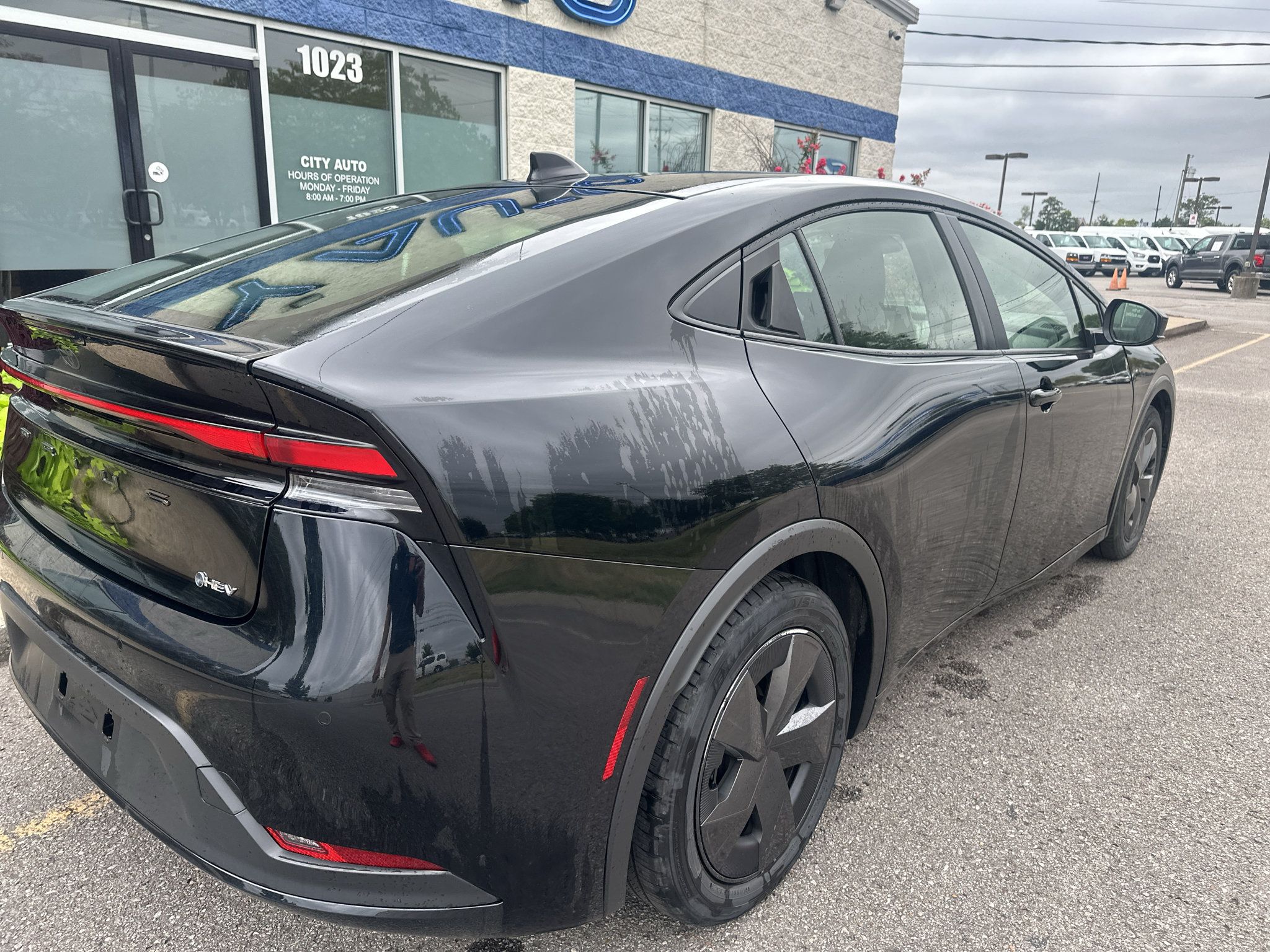 Used 2025 Toyota Prius LE FWD image 4