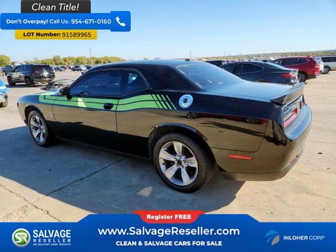 Used 2015 Dodge Challenger SXT image 3