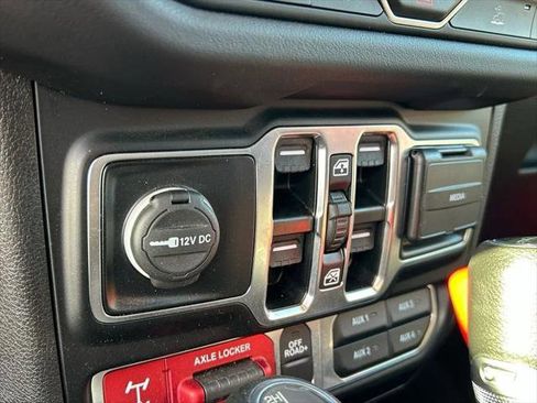 Certified 2025 Jeep Gladiator Mojave w/ Convenience Group AWD/4WD image 38