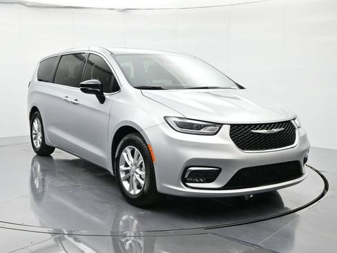 New 2026 Chrysler Pacifica Select image 3