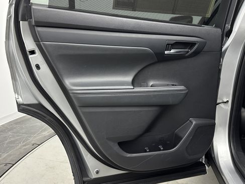 Used 2021 Toyota Highlander XLE image 32