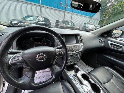 Used 2019 Nissan Pathfinder SL AWD/4WD image 6