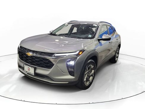 Certified 2025 Chevrolet Trax LT w/ LT Convenience Package FWD image 2