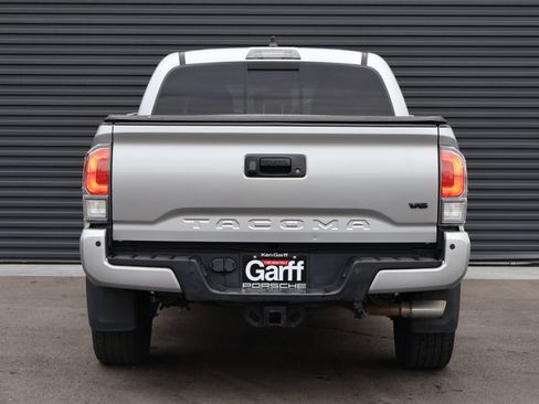 Used 2022 Toyota Tacoma TRD Sport w/ Technology Package image 6