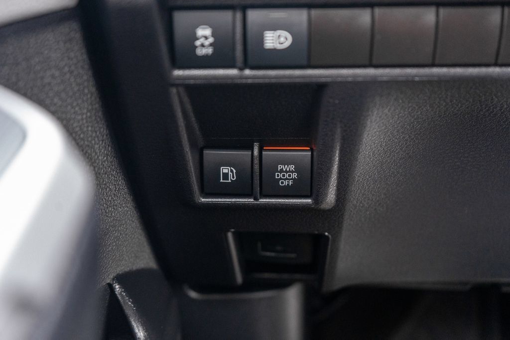 Used 2025 Toyota Sienna LE FWD image 22