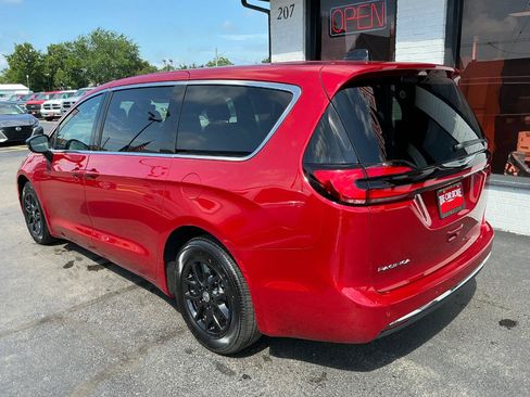 Used 2025 Chrysler Pacifica Select FWD image 5