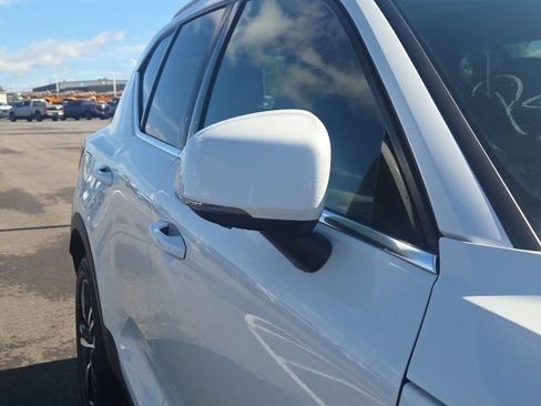 Used 2023 Volvo XC40 B5 Plus AWD/4WD image 5