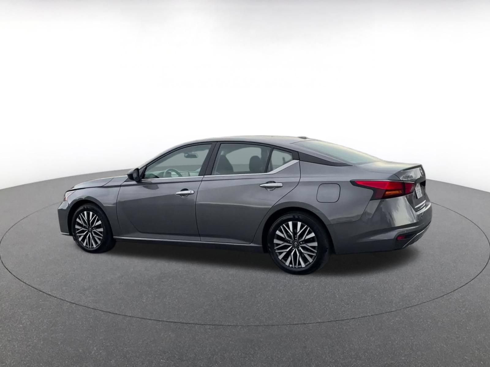 Used 2025 Nissan Altima 2.5 SV FWD image 9