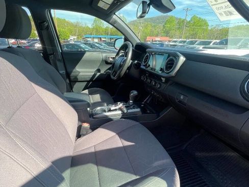 Used 2018 Toyota Tacoma TRD Sport image 18