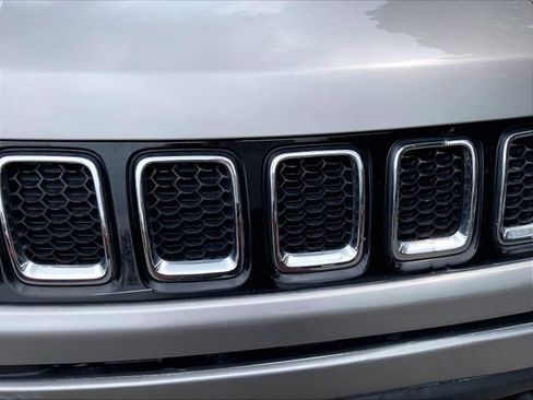 Used 2018 Jeep Compass Latitude AWD/4WD image 5