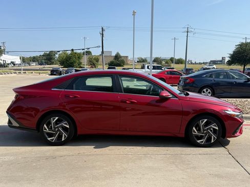 Used 2025 Hyundai Elantra SEL FWD image 6
