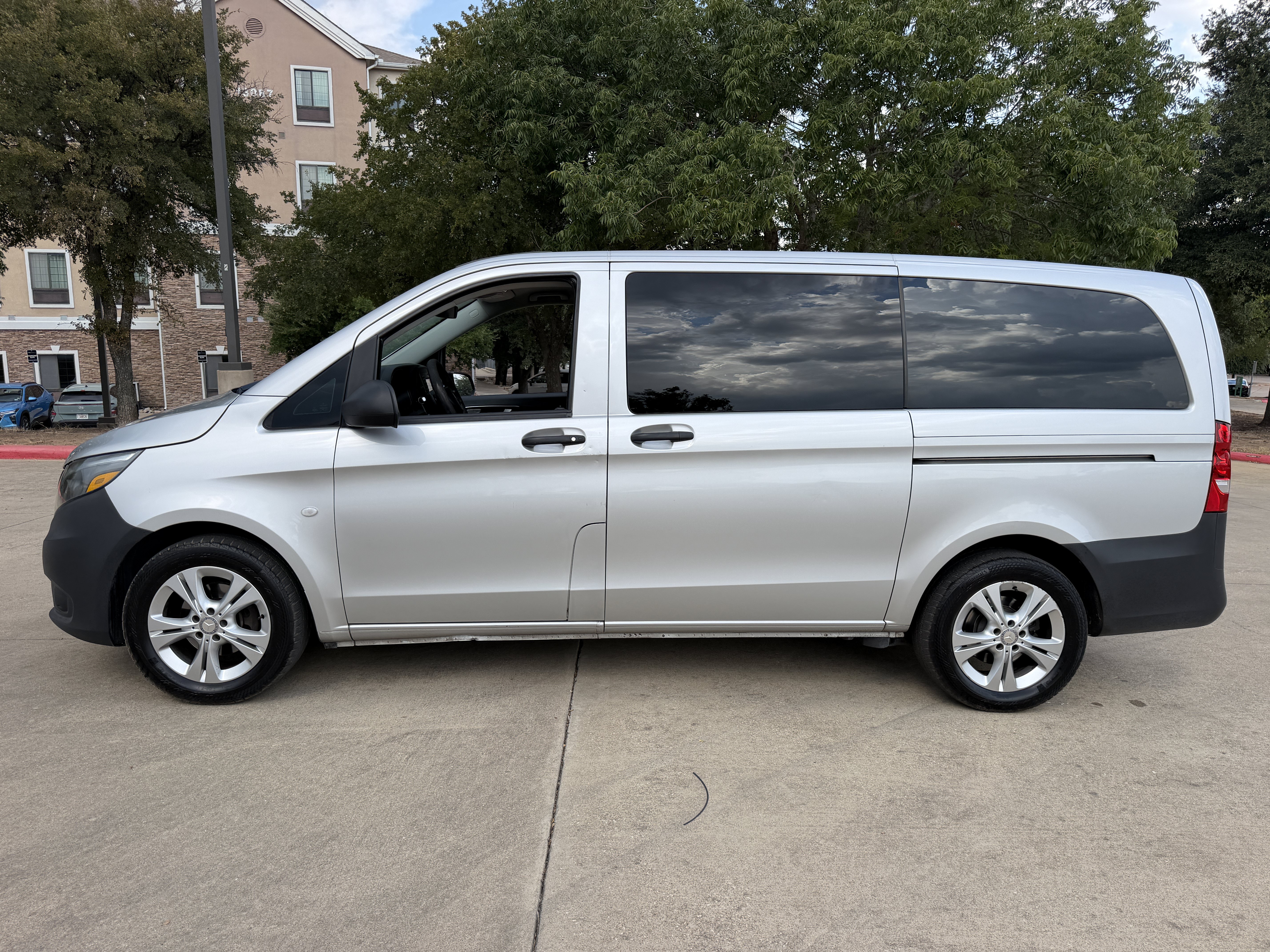 Used 2016 Mercedes-Benz Metris Passenger image 4