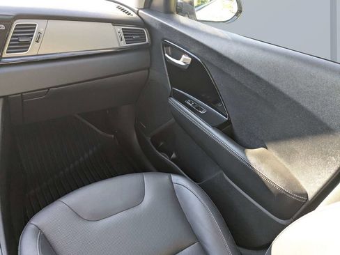 Used 2018 Kia Niro Touring FWD image 17