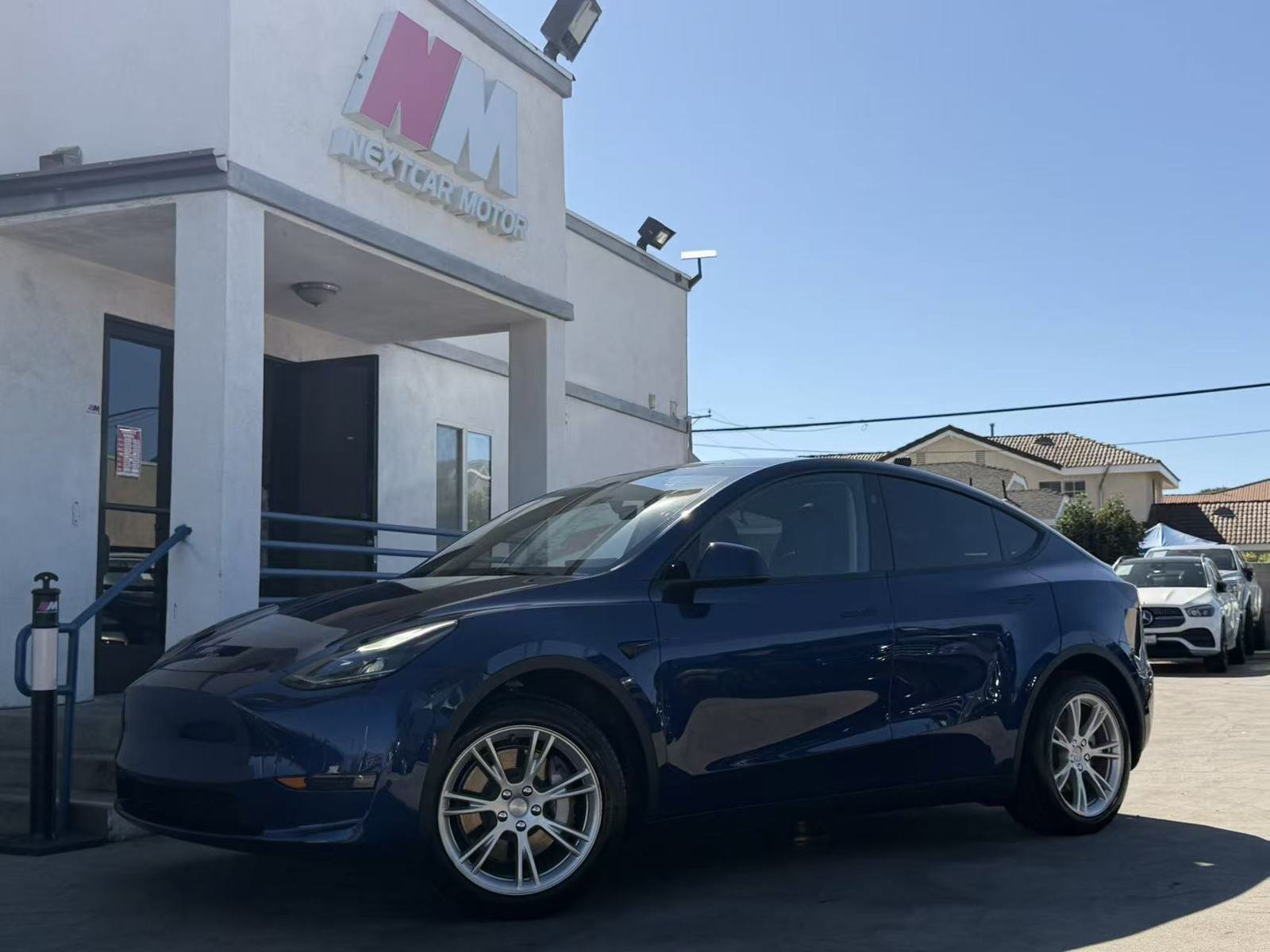 Used 2023 Tesla Model Y Long Range AWD/4WD image 1