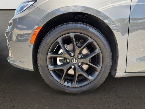Used 2025 Chrysler Pacifica Limited FWD image 10