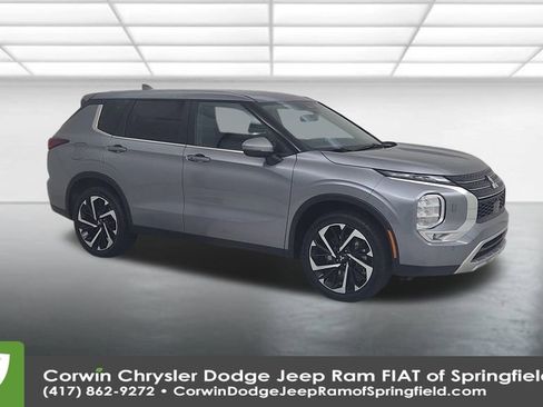 Used 2024 Mitsubishi Outlander SE image 2