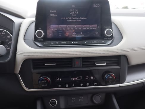 Used 2023 Nissan Rogue SV image 17