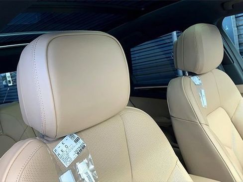 Certified 2026 Porsche Macan image 8